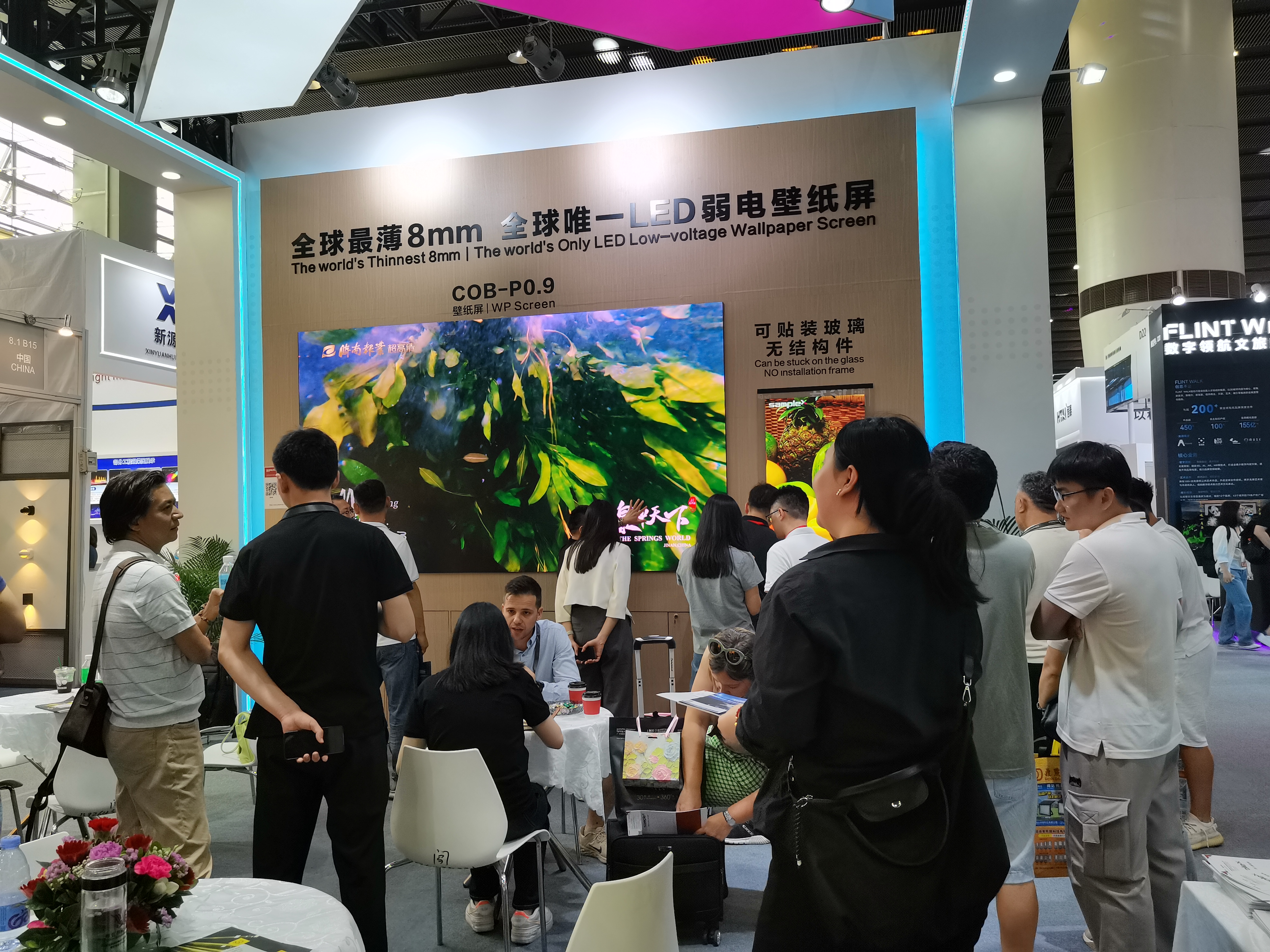 赛普“蝉翼”LED壁纸屏燃爆光亚展！人潮挤爆展位，定义未来显示新高度